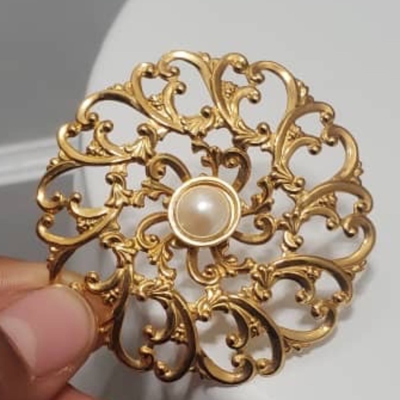 Avon pin/Brooch with faux pearl center Goldtone filigree set Vintage 🌴 - Picture 2 of 4